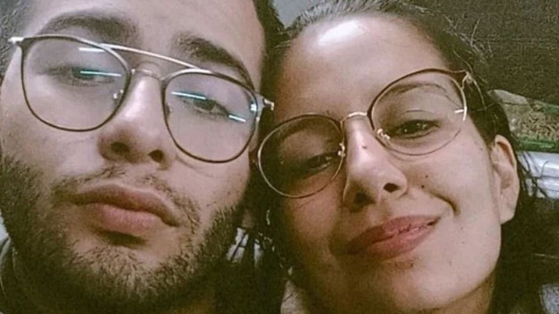 Mientras Cecilia buscaba en Google “chocolaterías”, César Sena consultaba “cómo luxar un brazo”