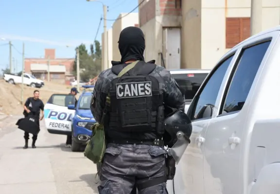 Policía Federal y Policía del Chubut allanaron por primera vez en conjunto “Las 1008” por una causa de drogas
