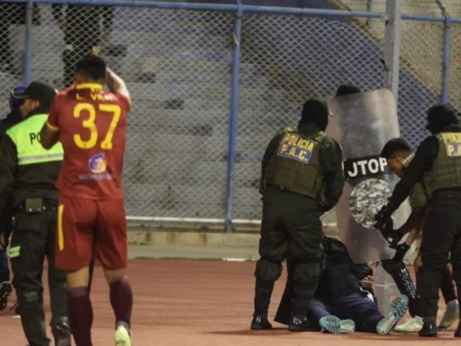 Real Oruro y Blooming terminaron en una pelea brutal con 17 expulsados