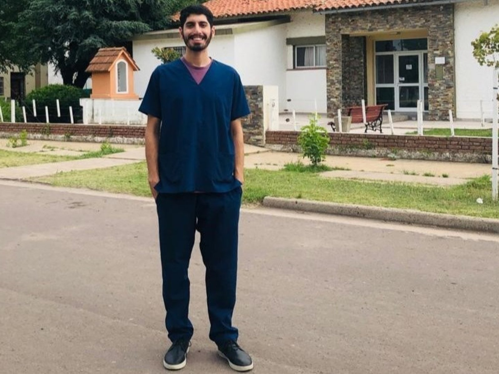 Se recibió y dejó la ciudad para ser uno de los dos médicos de un pueblo de 2.000 habitantes