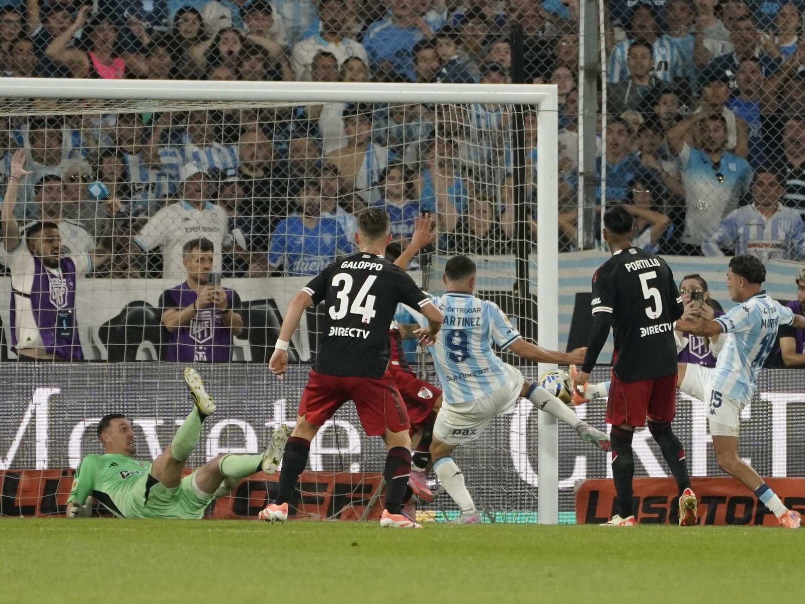 Sobre la hora y en un partido repleto de giros inesperados, Racing eliminó a River y armó una fiesta inolvidable en el Cilindro
