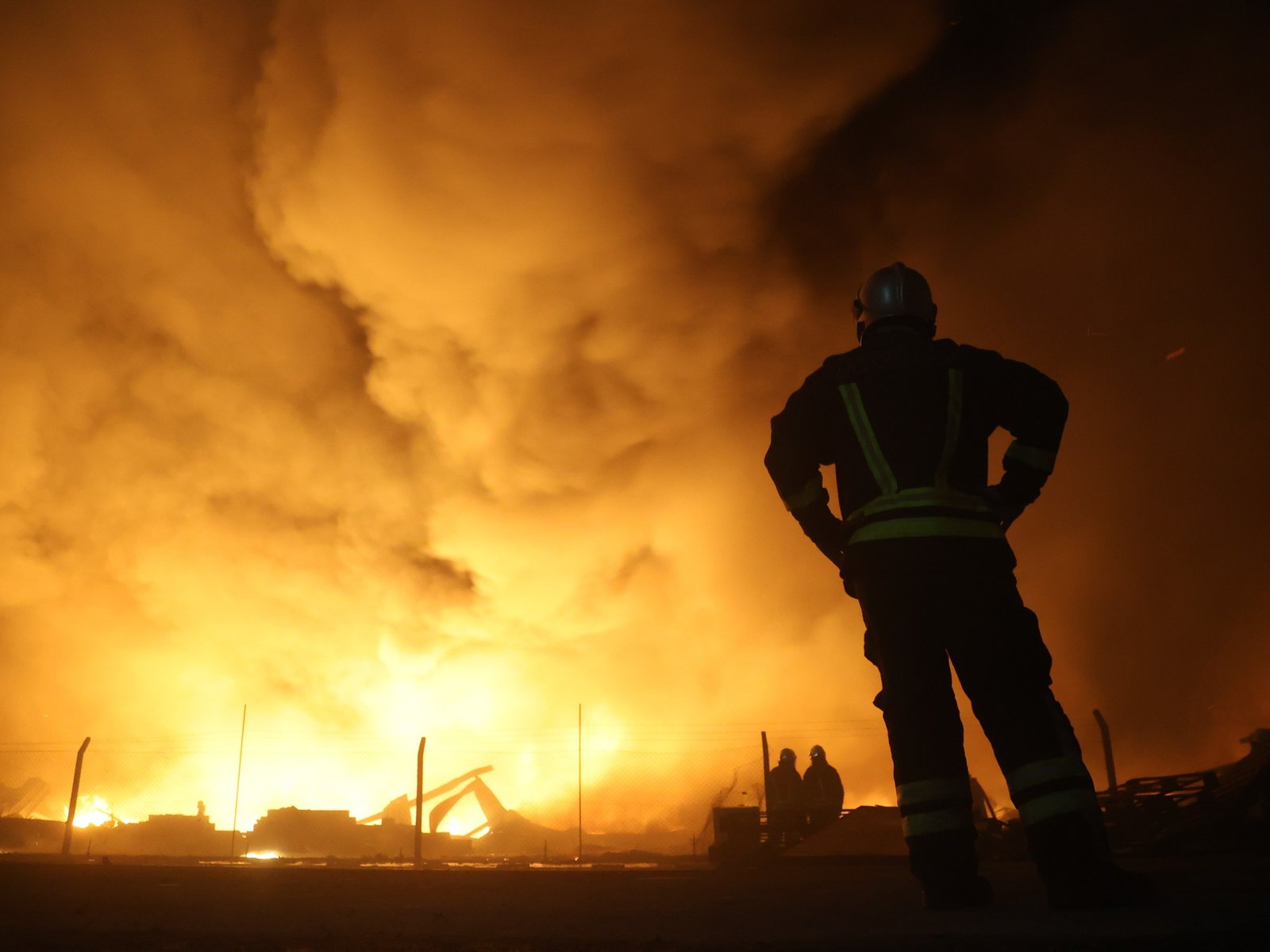 Un bolsón que “tiraba mucho vapor” y químicos que no debían mezclarse, las posibles causas del incendio en Ezeiza