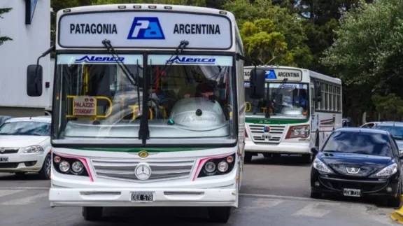 Un hombre se colgó de la ventana de un colectivo para amenazar al chofer
