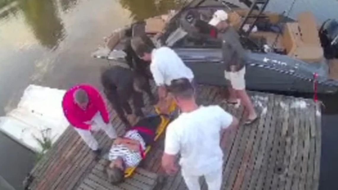 Una mujer navegaba con su familia por un arroyo y le dispararon: le perforaron un pulmón