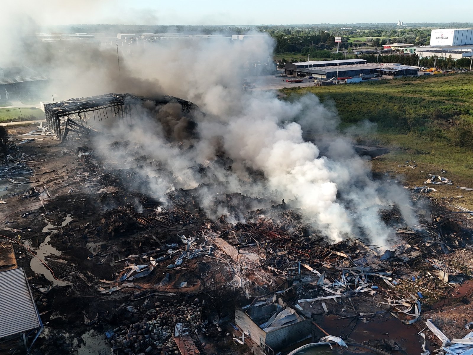 así quedó el polo industrial de Ezeiza tras las múltiples explosiones
