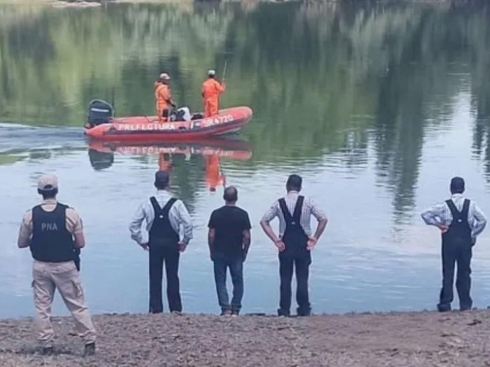 buscan a una familia menonita que intentó salvar a una adolescente que cayó al agua en General Conesa