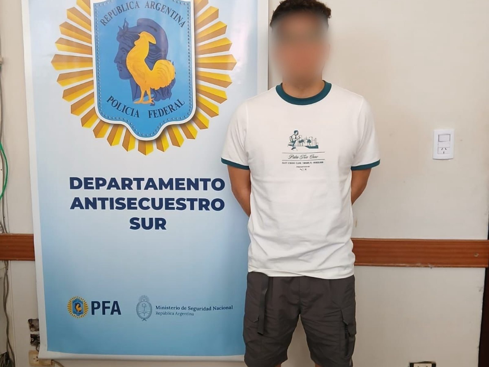 cayó porque no pudo operarse las orejas