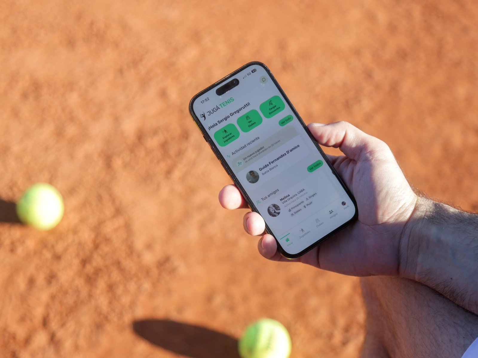 cómo son las apps para conseguir con quien jugar al tenis o armar equipo de fútbol