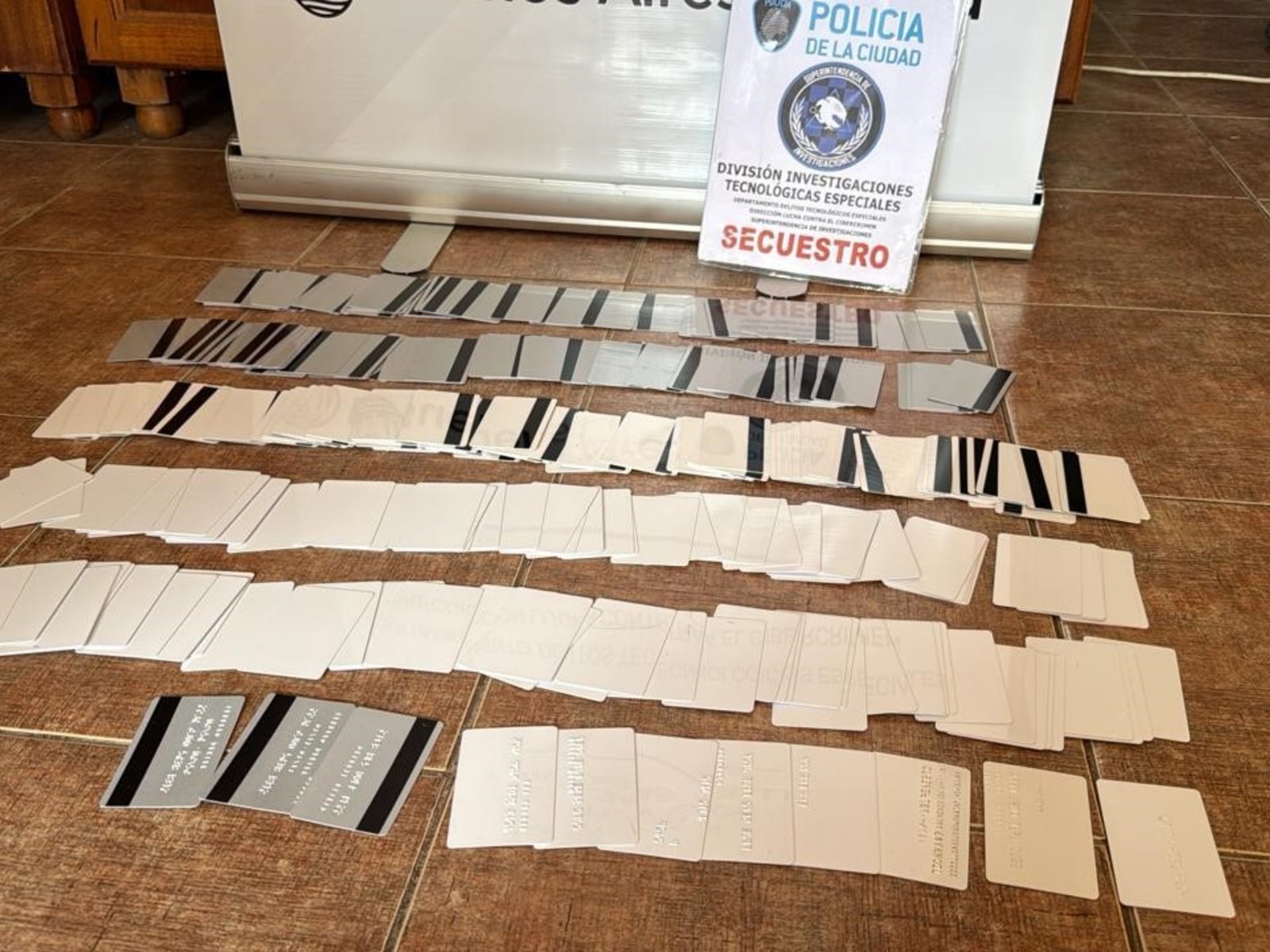 el anzuelo de una banda que montó una usina de clonación de tarjetas de crédito y débito