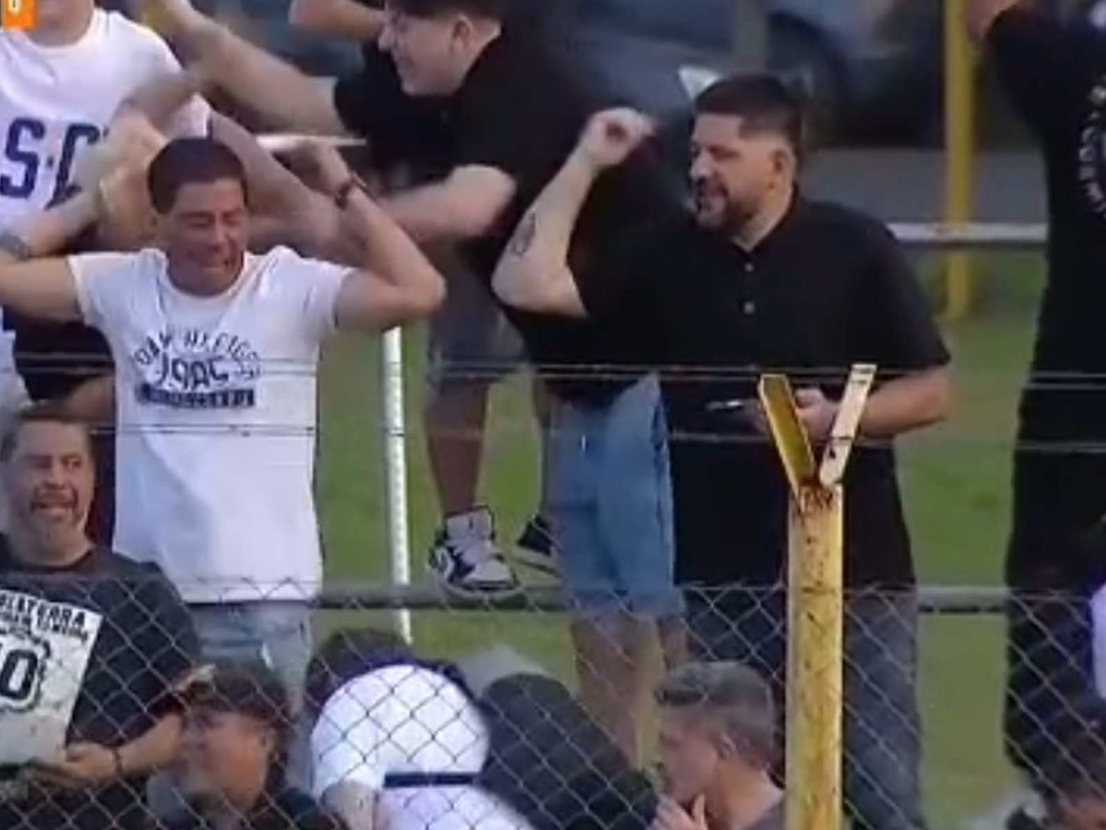 el festejo de Agustín Orion en la tribuna por el histórico ascenso de Midland a la Primera Nacional