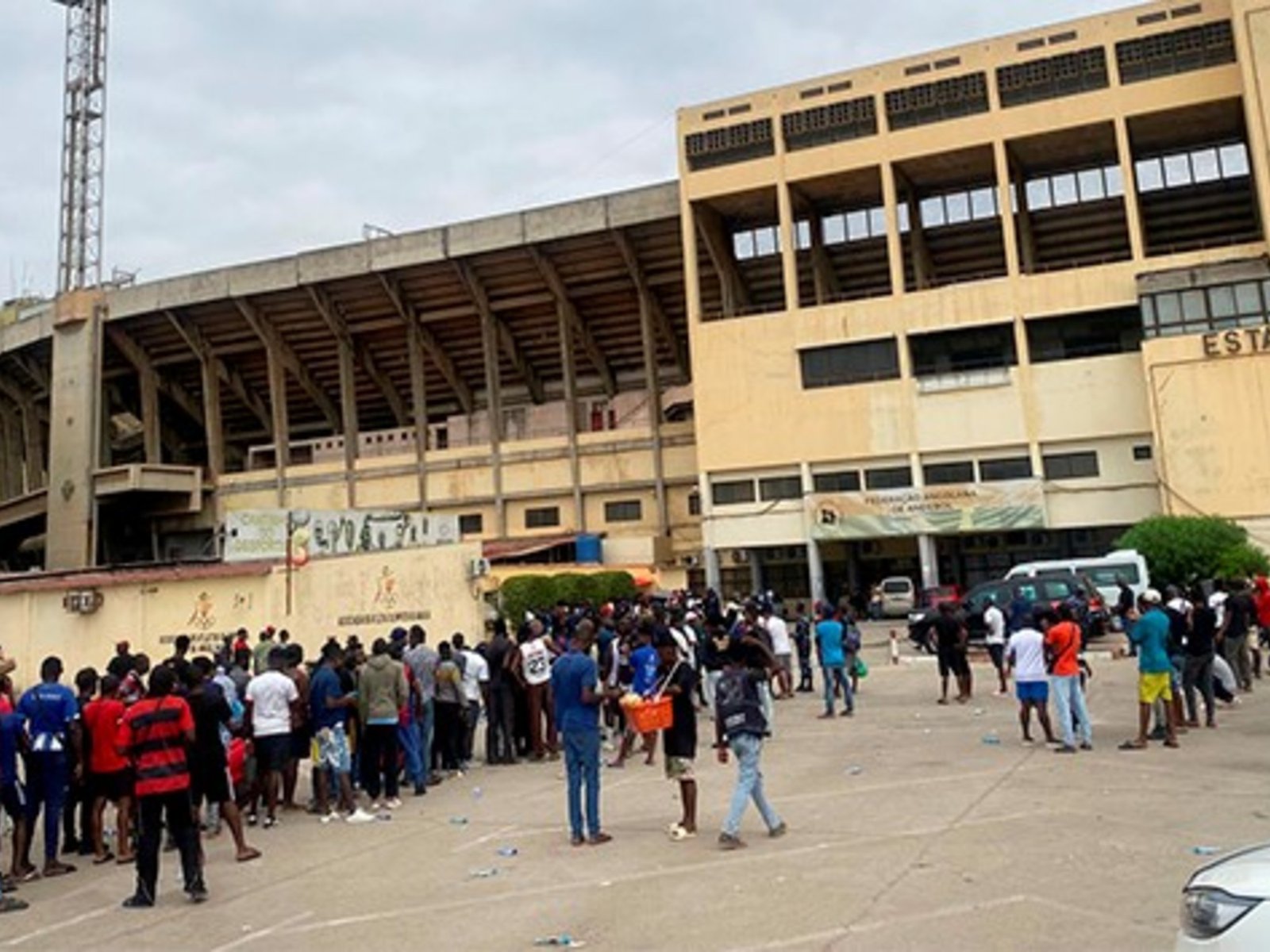 entradas a un dólar y una camiseta edición limitada