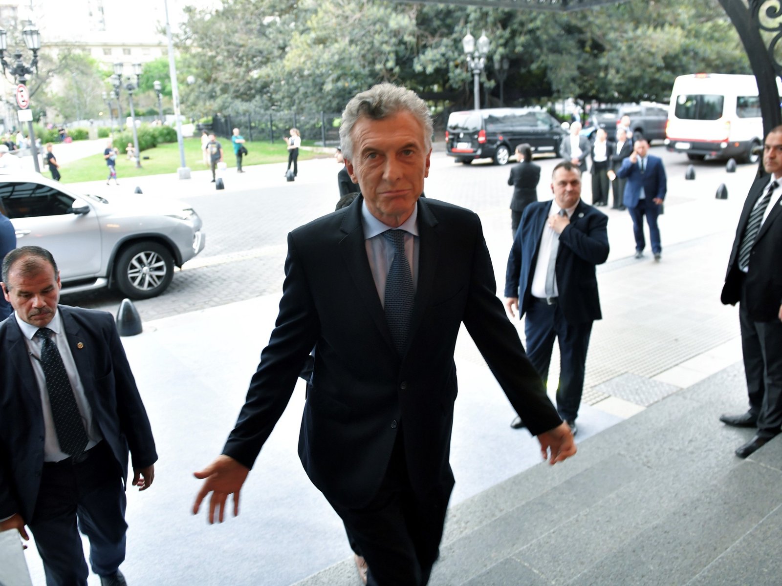 la felicidad de Mauricio Macri, ex alumno del colegio y el hincha más famoso del Cardenal