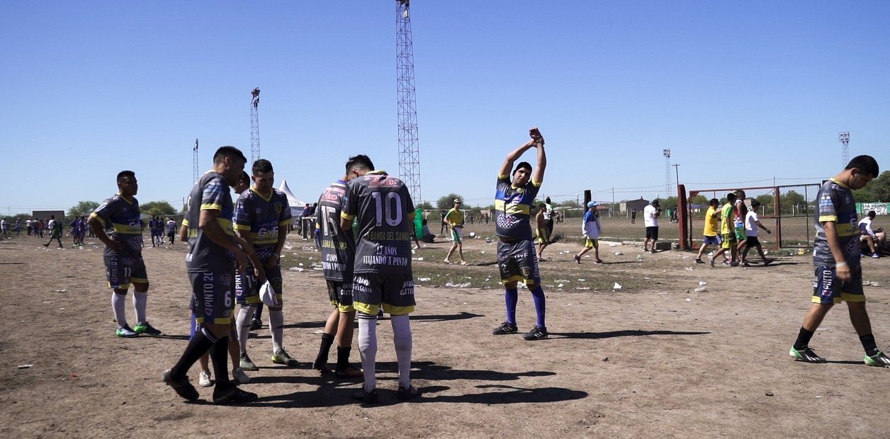 la final en que Pitufo se hizo pasar por árbitro y ayudó a un futbolista profesional a ganar con sus amigos un torneo que iba a terminar muy mal