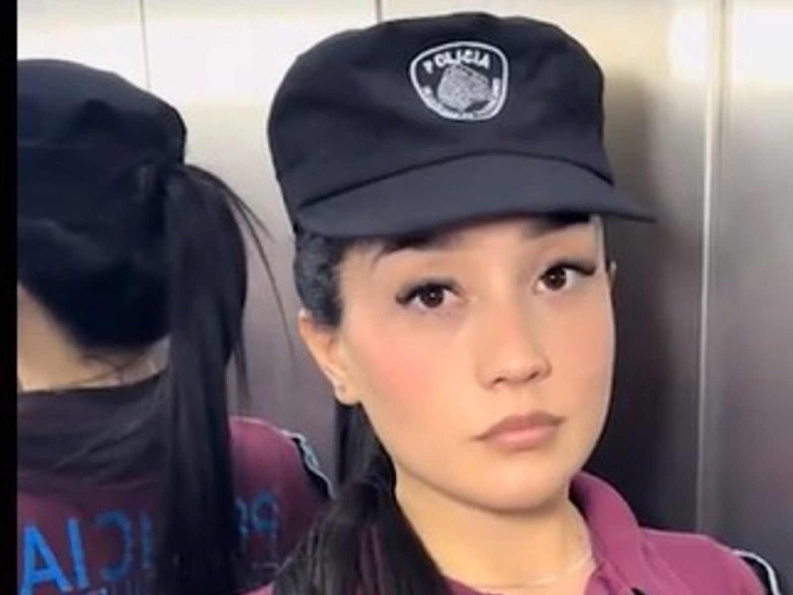 suspendieron a una agente por grabar videos en TikTok con su uniforme