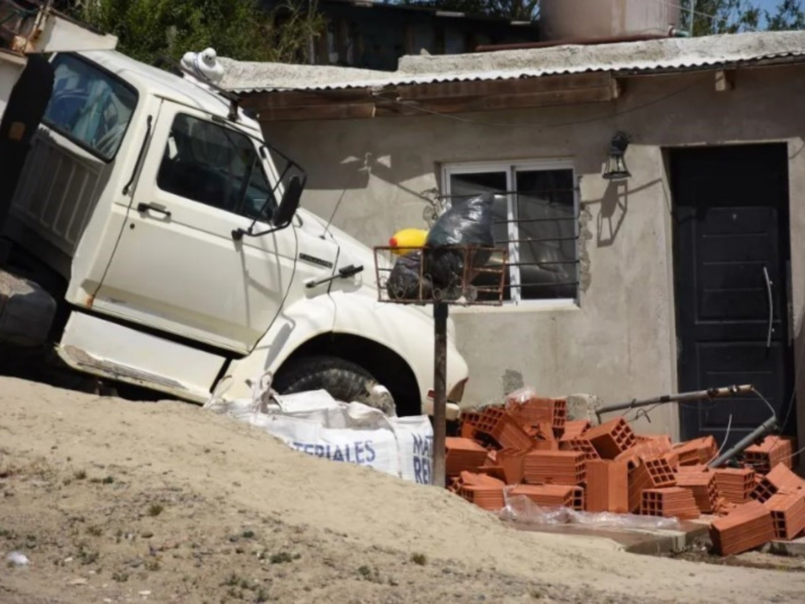 un conductor fue atropellado por su propio camión y murió