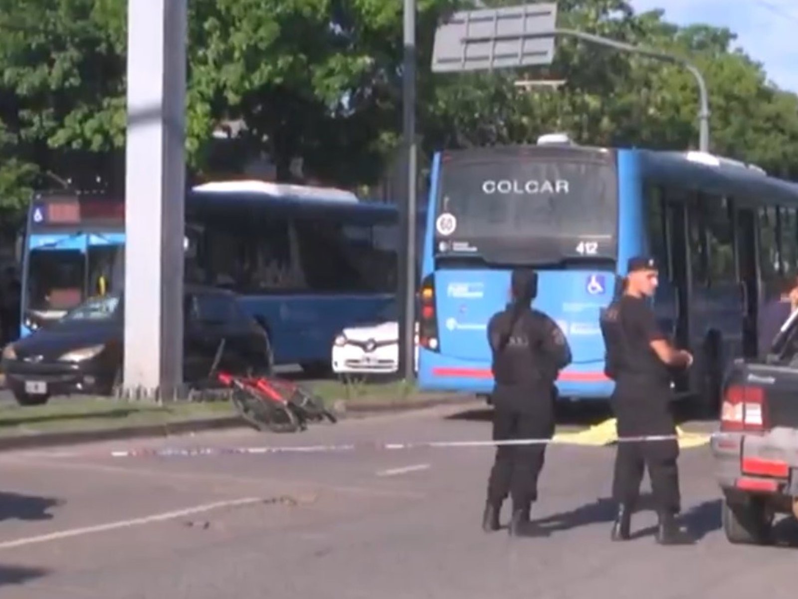 una estudiante de medicina murió atropellada por un colectivo luego de que un conductor abriera la puerta de su camioneta