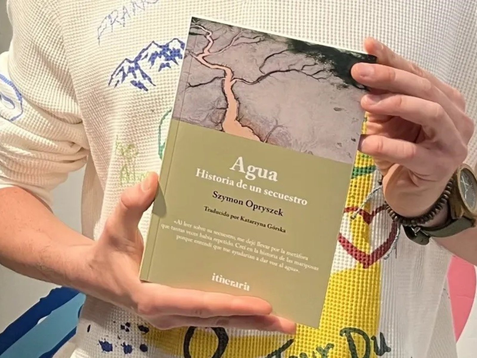 “Agua”, el libro que relata la sed global desde el aguacate de México al desierto de Chile