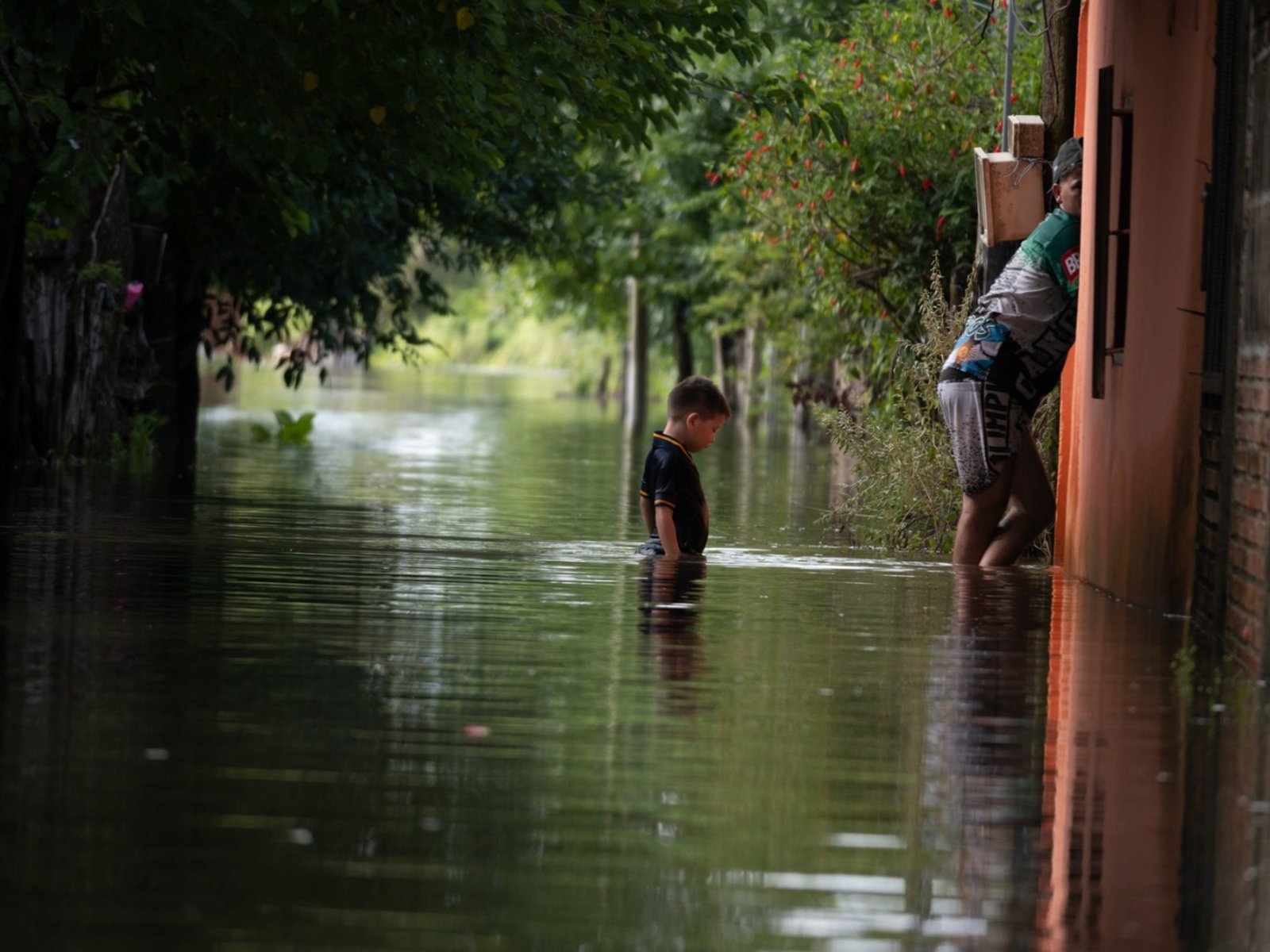 Continúa la alerta por tormentas en el norte argentino mientras Corrientes enfrenta inundaciones