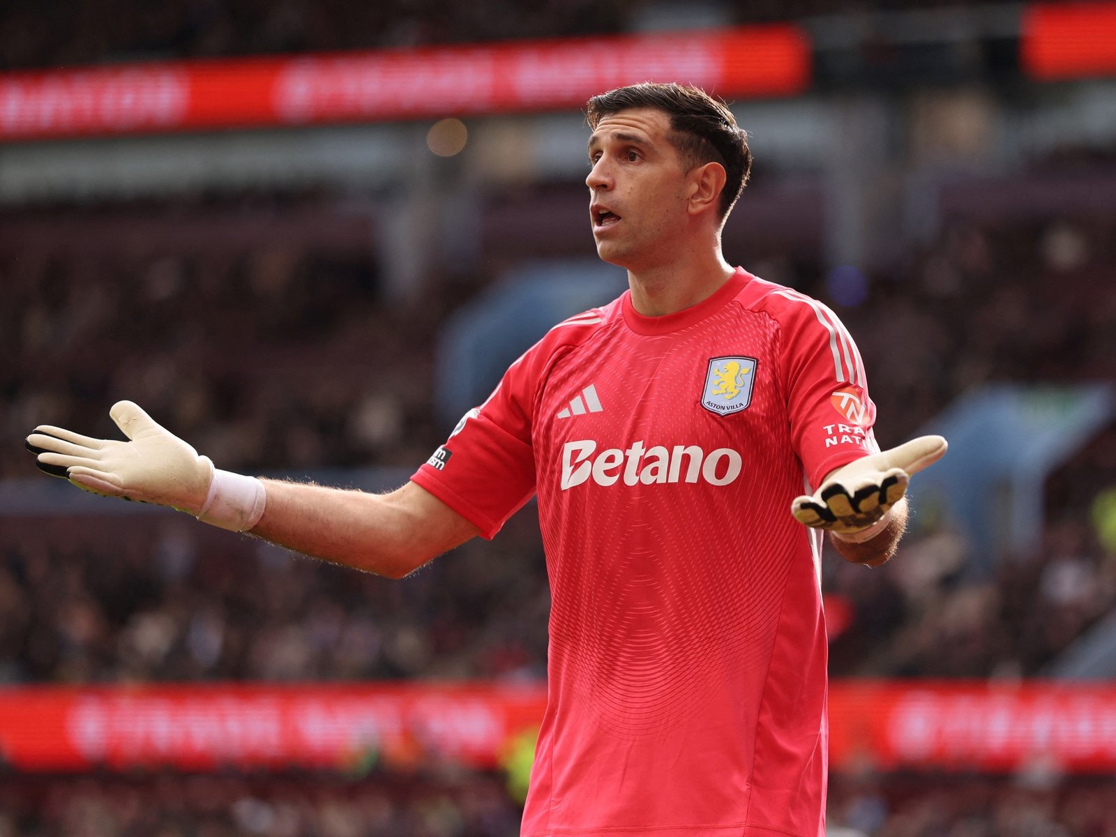 Del primer al séptimo lugar: así terminó Dibu Martínez en el ranking de arqueros de la temporada según la IFFHS :: Olé