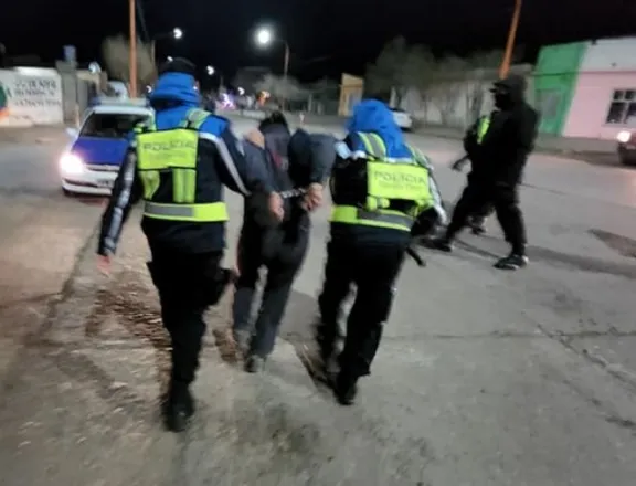 Demoran a jóvenes por intento de robo de moto y secuestran arma