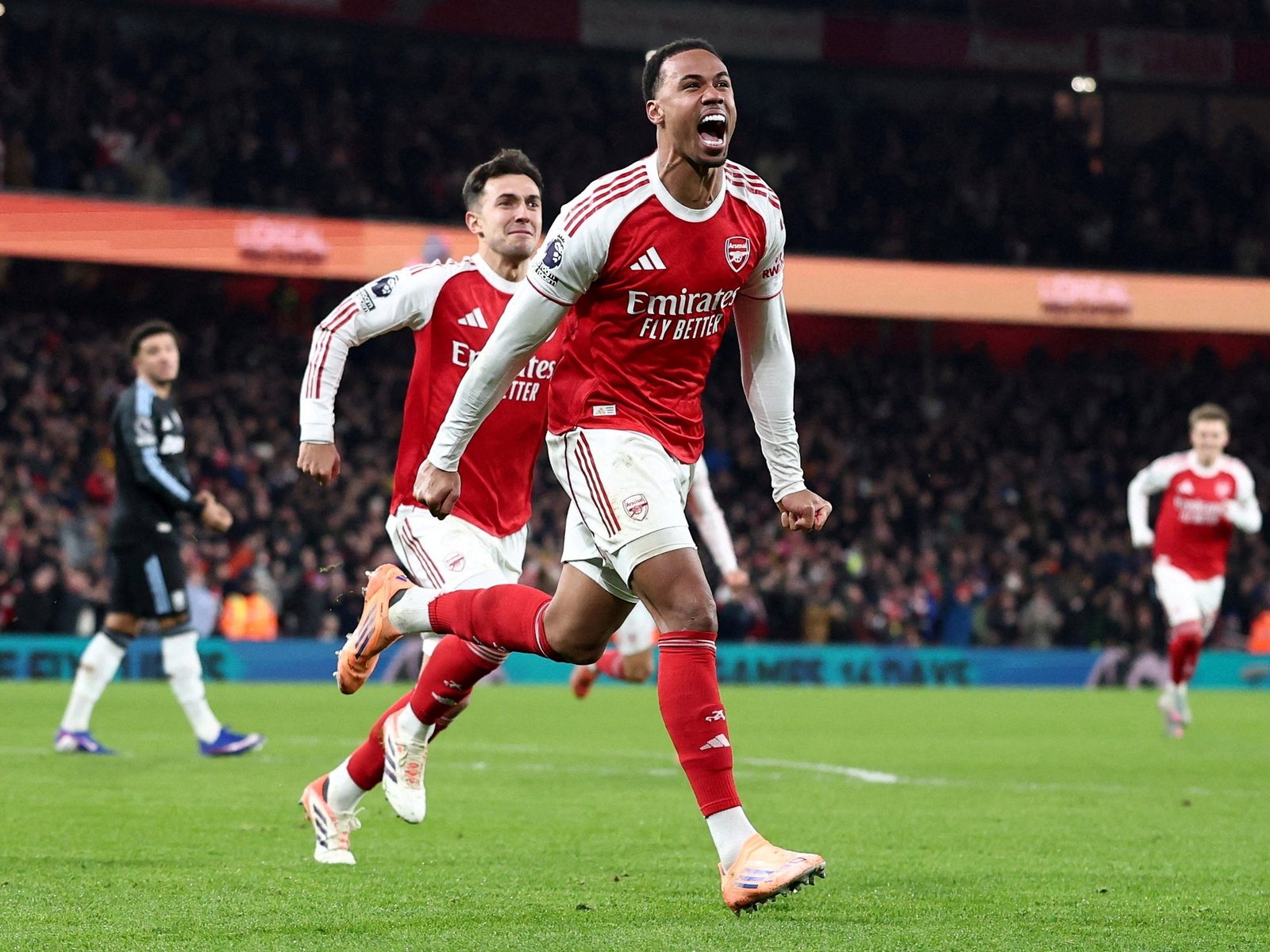 Dibu Martínez volvió a fallar en un córner y el Aston Villa sufrió una dura goleada del líder Arsenal por la Premier League