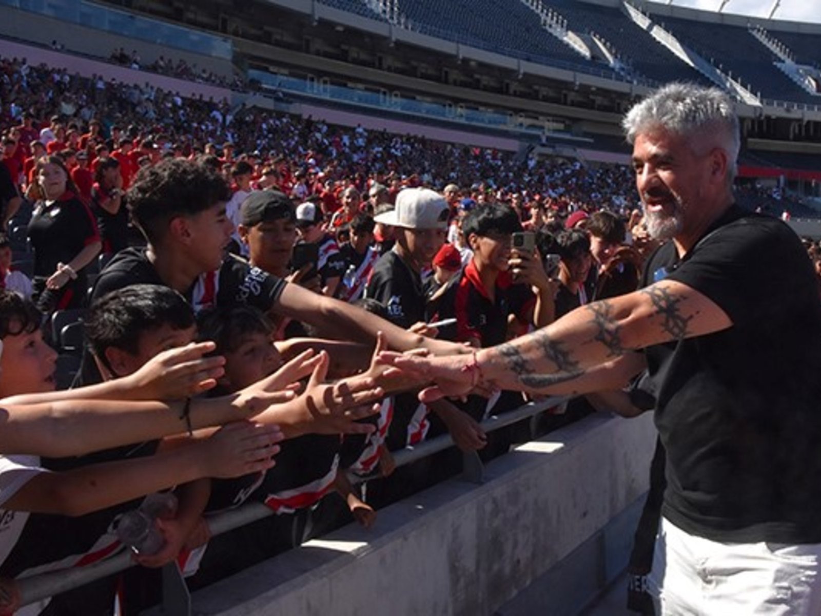 El emotivo momento que compartió Ortega con más de 4.000 chicos y chicas en el Monumental :: Olé