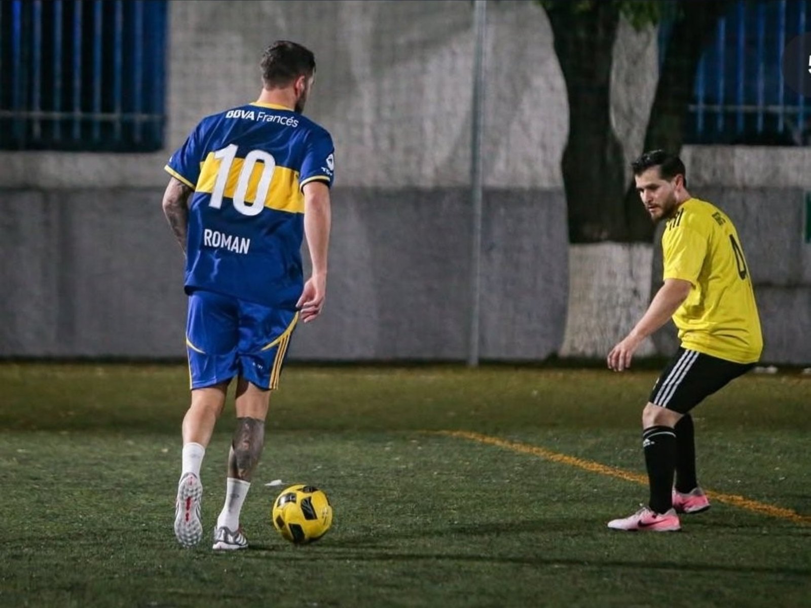 El goleador francés que jugó un picadito con una camiseta de Boca :: Olé