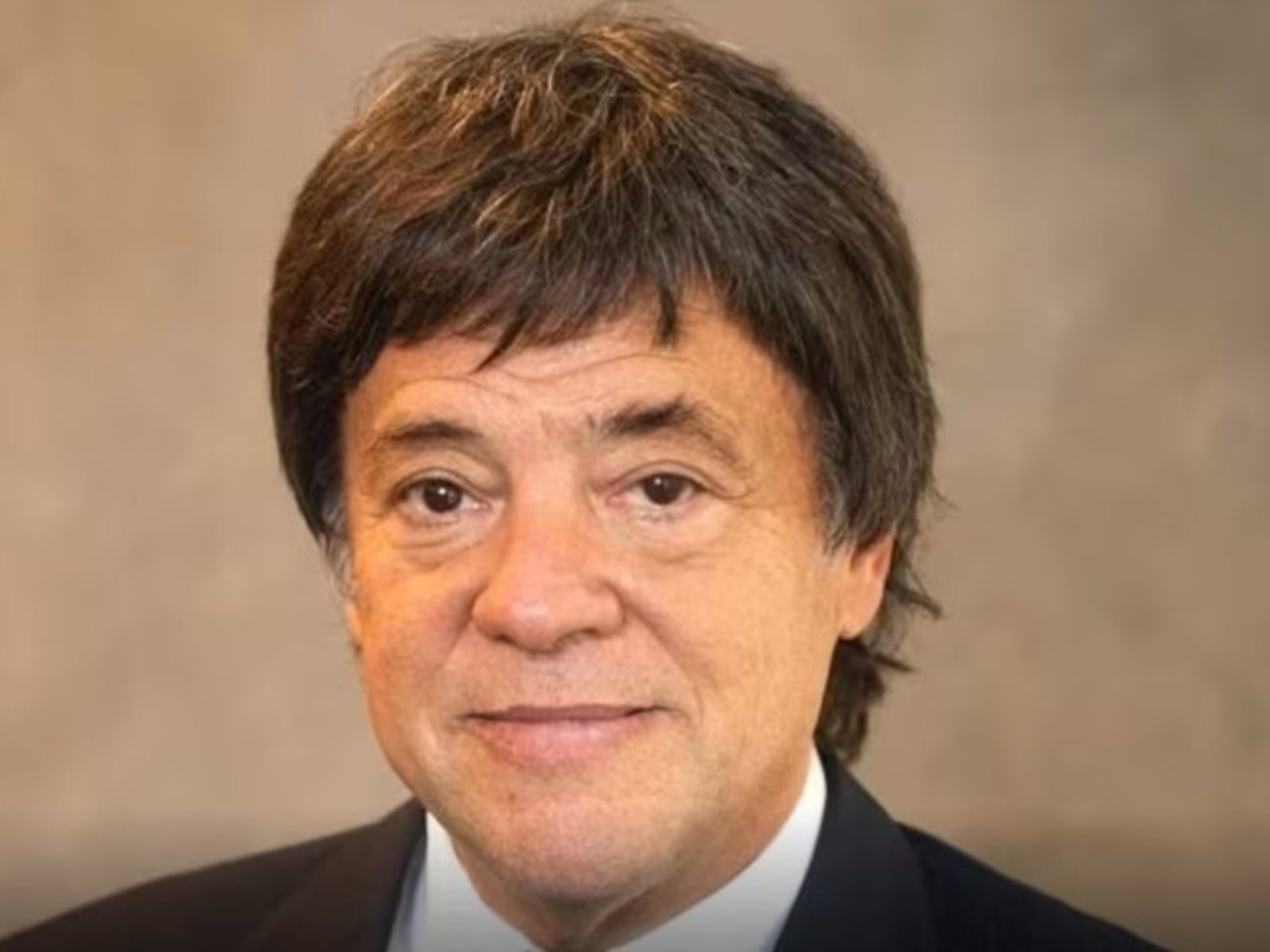 El nuevo dueño de Telefe debió ser hospitalizado en Uruguay tras ser picado por avispas: “Llegó en pre-paro”