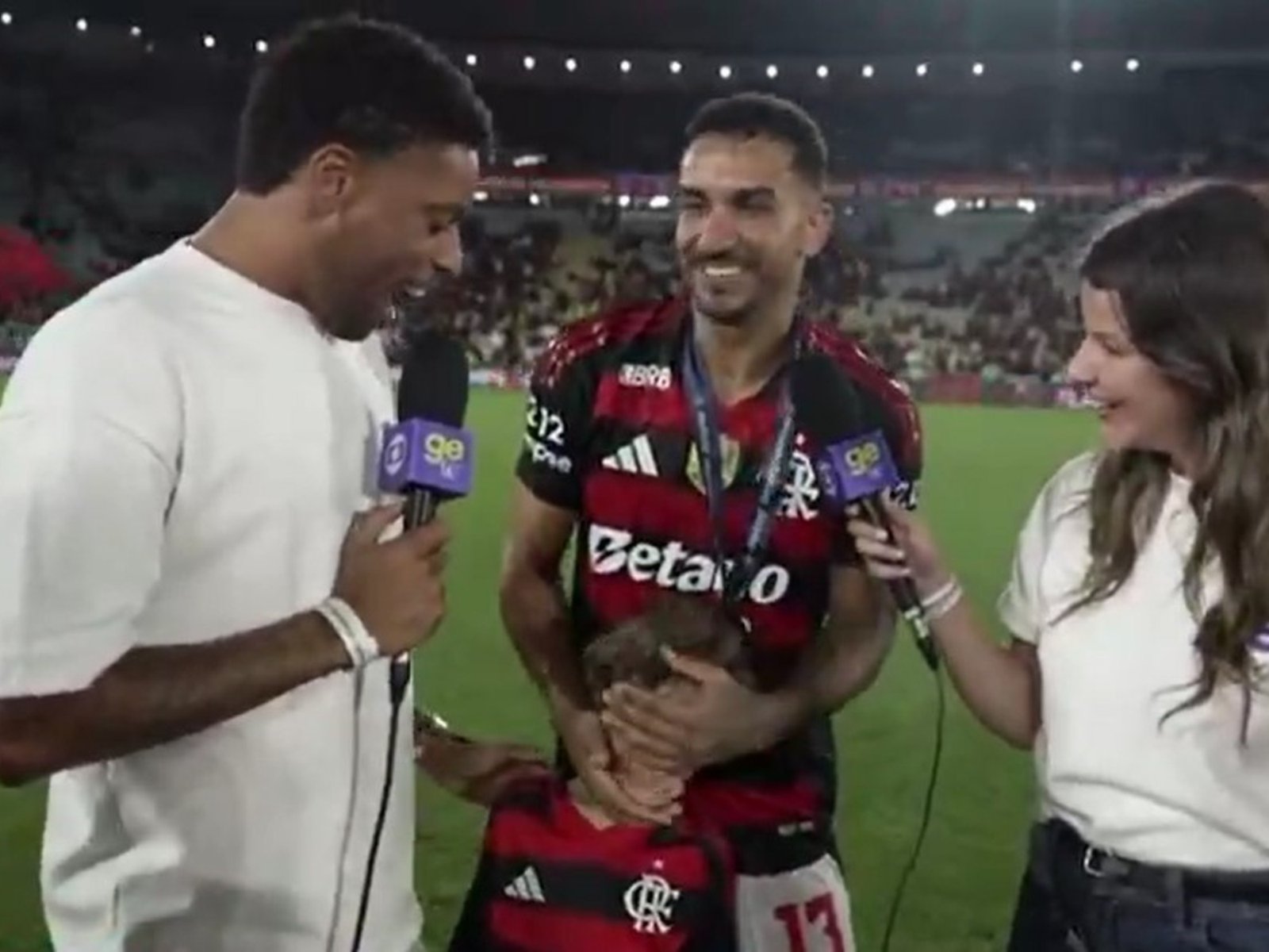 El tremendo momento que vivió Danilo, el héroe de Flamengo en la Libertadores, en pleno festejo por el Brasileirao: su hijo contó que es hincha de Fluminense :: Olé