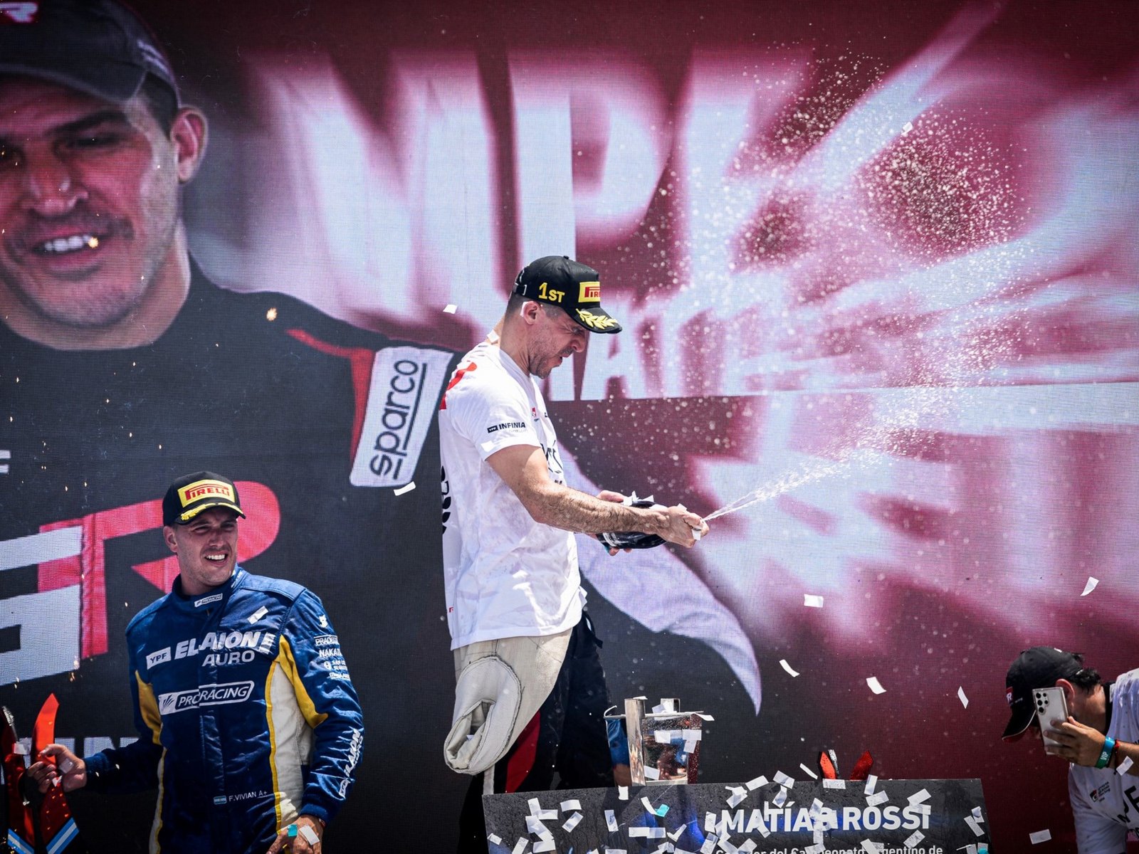 Emoción y un festejo interminable: así se vivió el sexto título de Matías Rossi en el TC2000 :: Olé