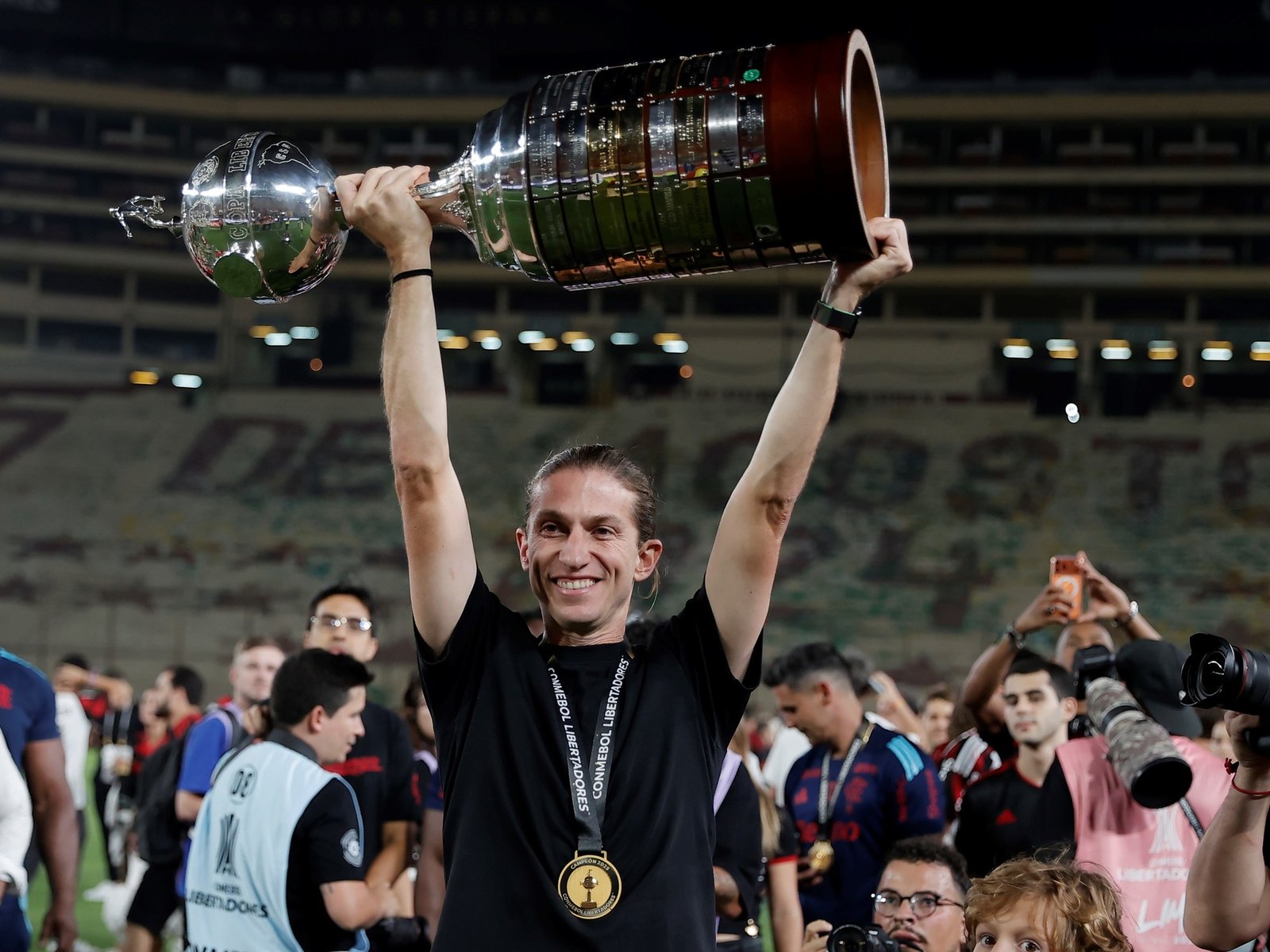 Filipe Luis renovó su contrato y seguirá siendo entrenador del Flamengo