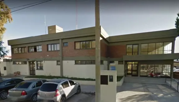 Fue a visitar a un preso, tenía pedido de captura y quedó detenida
