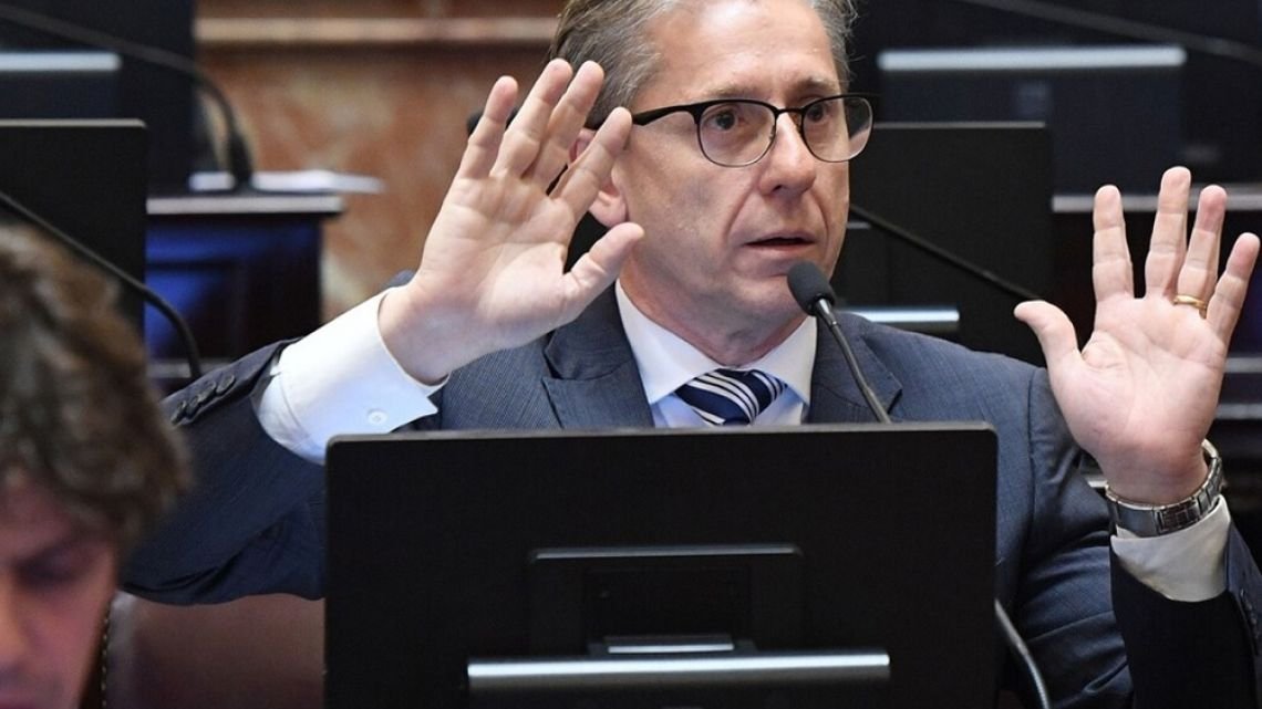 Insólito episodio en el Senado: una senadora le volcó un vaso de agua a un colega en plena sesión