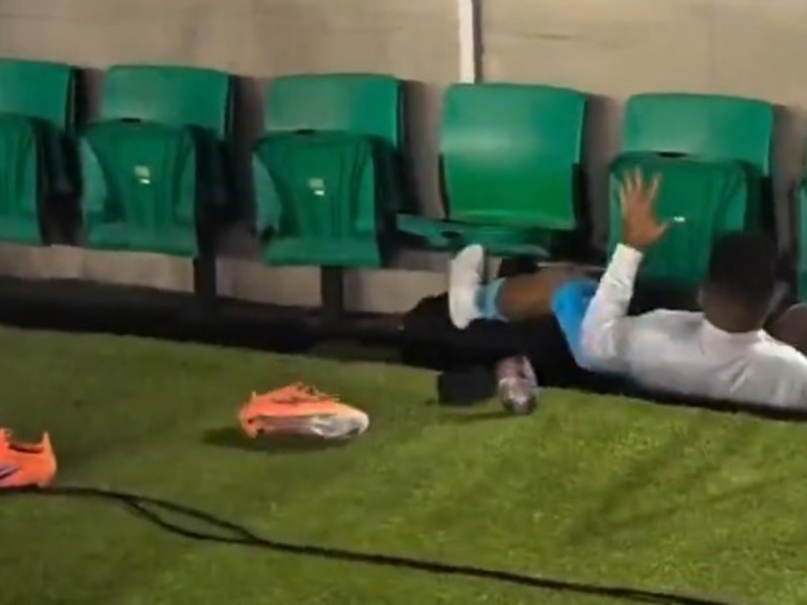 Insólito: un fanático invadió la cancha para llegar hasta Neymar, se llevó puesto a otro jugador del Santos y lo tiró abajo del banco de suplentes :: Olé