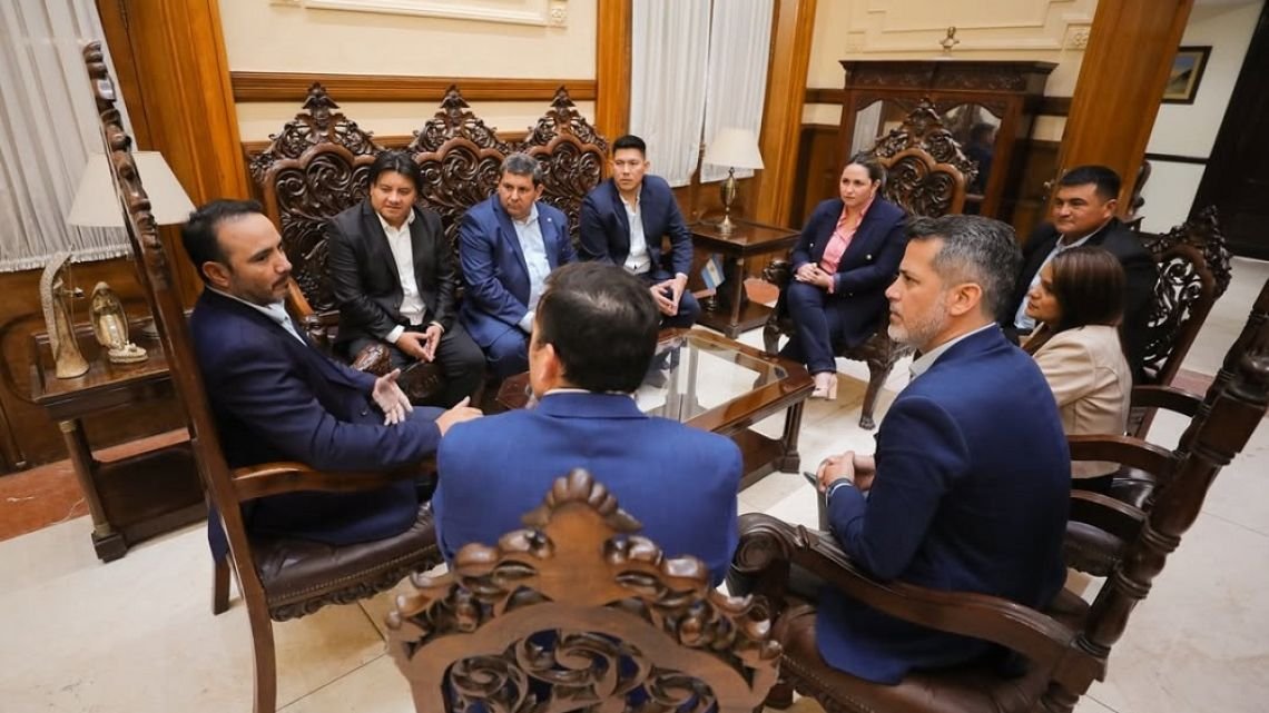 Interna feroz en el PJ de Corrientes: la Juventud Peronista cruzó a Ana Almirón por su foto con Valdés