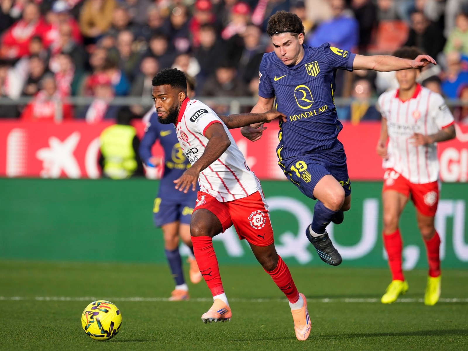 Julián Álvarez sigue “seco” en la Liga de España y Nico González se lesionó, pero Atlético de Madrid ganó para mantener su levantada