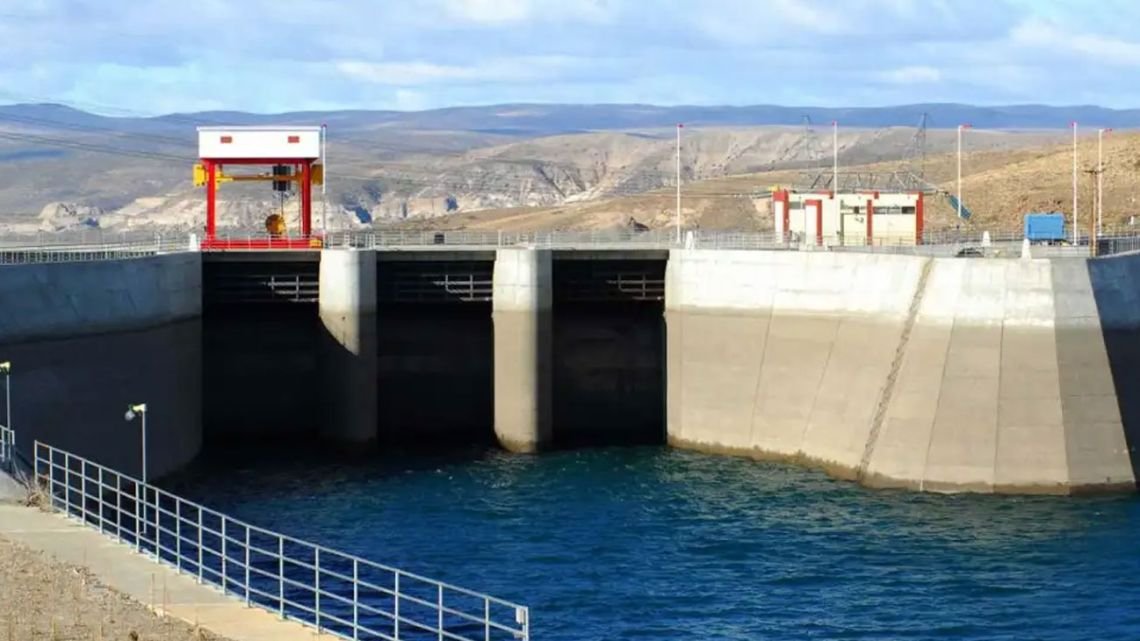 La privatización de las hidroeléctricas entra en su tramo final, el Gobierno firmó los contratos con las empresas