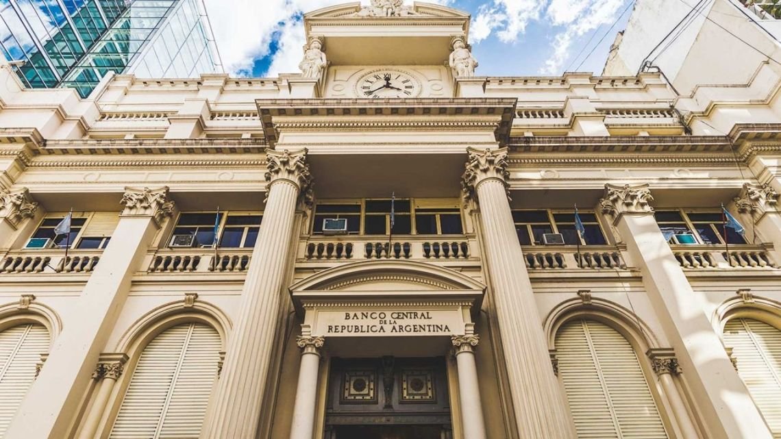 Las tasas en pesos se dispararon al 140%: Qué pasó y qué significa