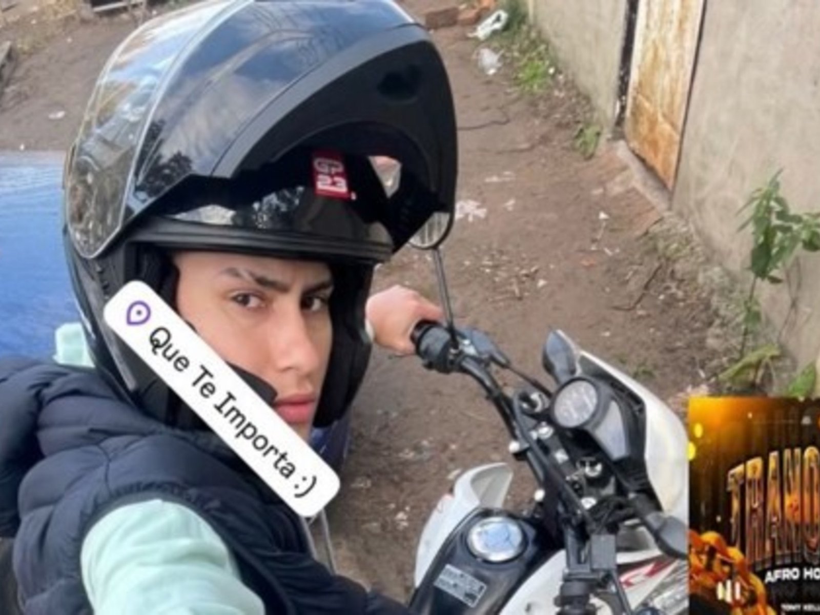 Le robó la moto a una mujer, chocó contra un poste y murió