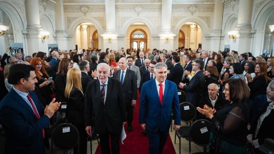 Llaryora creó seis cargos y designó a nueve funcionarios en la cumbre del Poder Judicial