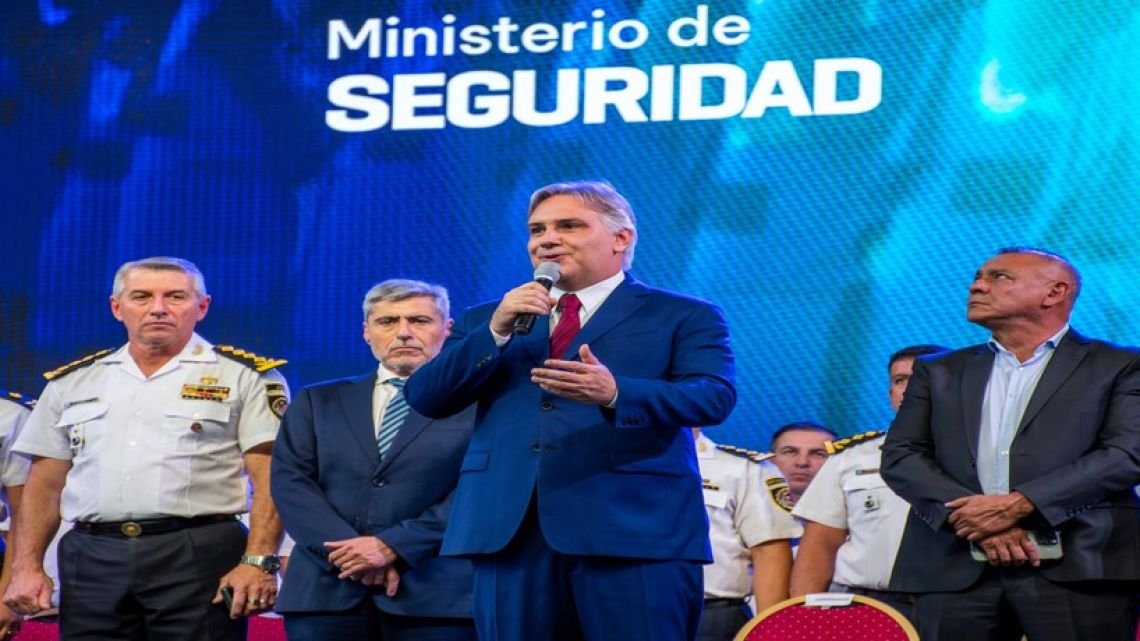 Llaryora endurece el Código: prohíbe “naranjitas” y limpiavidrios, y sanciona a antivacunas