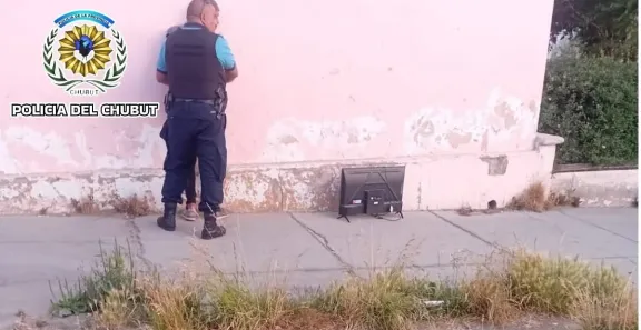 Los atraparon saliendo de una casa con un cuatriciclo y dos televisores