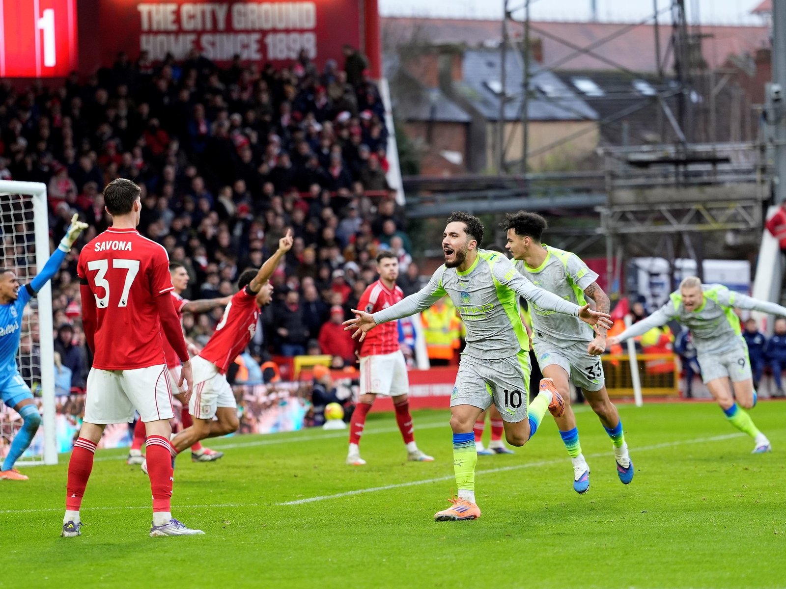 Manchester City se llevó un triunfo ante Nottingham Forest de la mano de Cherki y le puso presión al Arsenal