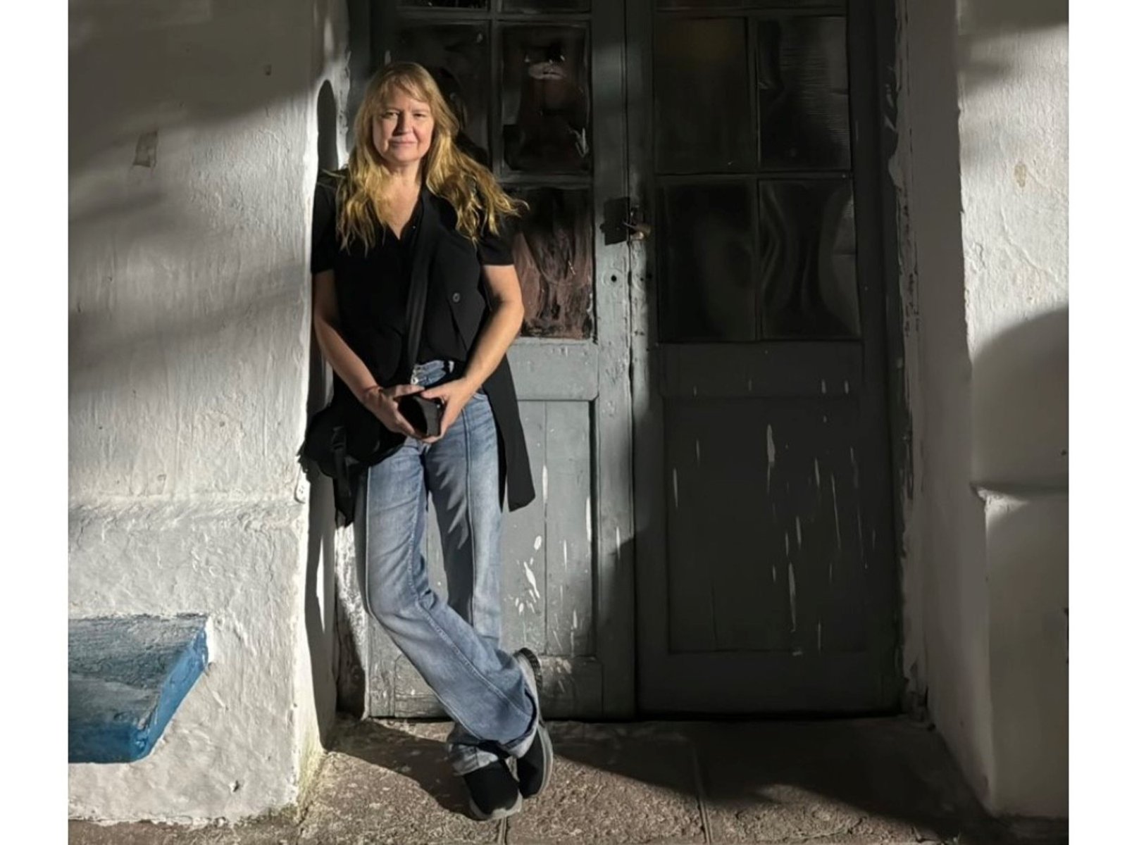 Mundos íntimos. Las fiestas me dan melancolía. Huyo, viajo lejos con mis hijos, así no siento que debo sonreír sin necesidad.