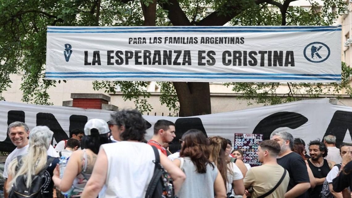 Navidad con Cristina: militantes y vecinos se concentraron en el Otamendi para acompañarla y pedir su libertad