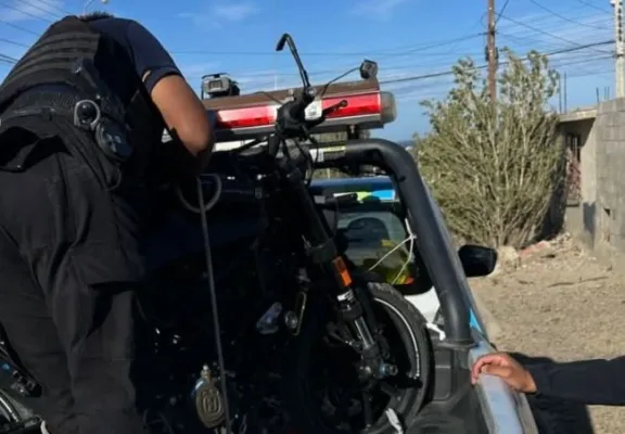Persecución policial y detención de joven que escapaba en moto robada y con una “tumbera”