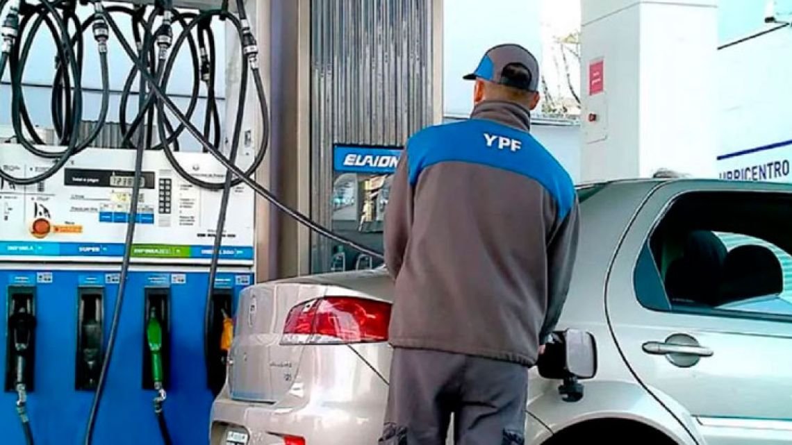 Precios de la nafta hoy en CABA: cuánto sale cargar en YPF, Shell, Axion y Puma
