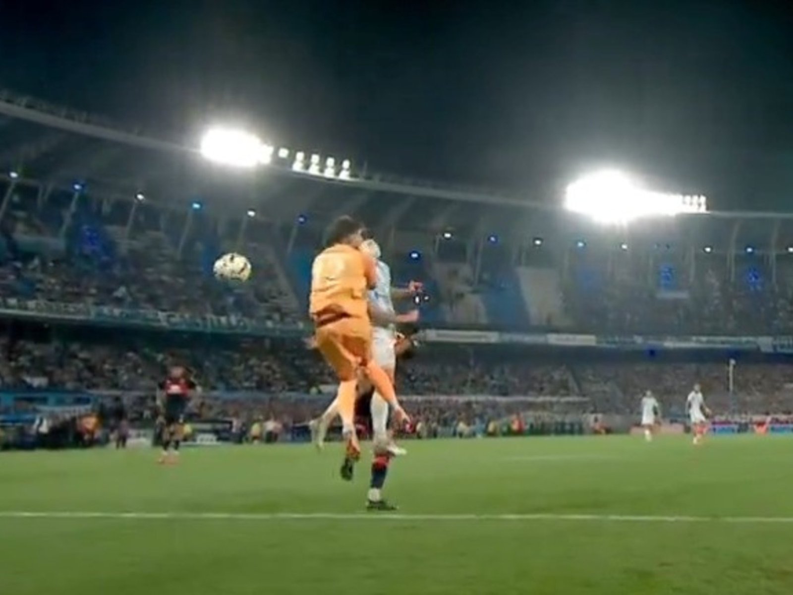 Racing reclamó un penal “a lo Neuer contra Higuaín” pero todo terminó con la expulsión de Martirena