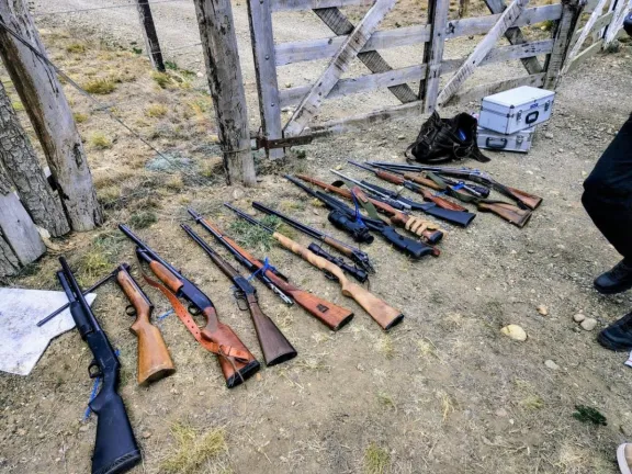 Secuestran más de una decena de armas robadas en una chacra de Río Gallegos