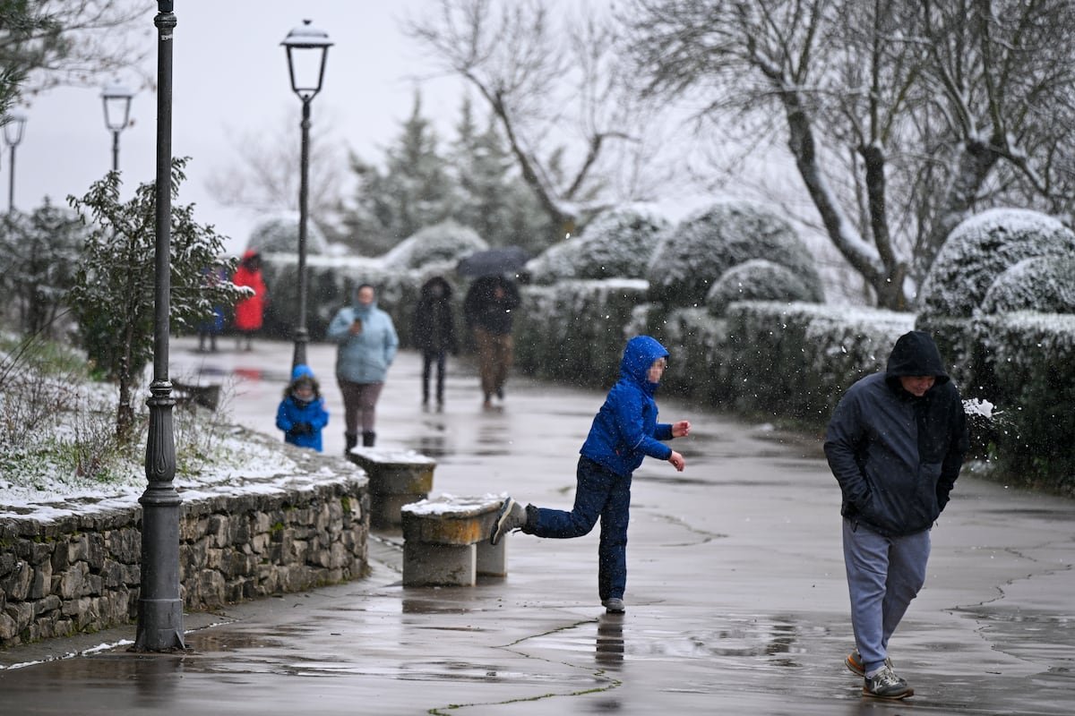 Seis comunidades con avisos por nieve, oleaje, lluvia y bajas temperaturas el día de Navidad | El tiempo hoy en España y en el mundo